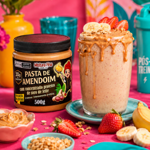 A pasta de amendoim favorita de quem treina... e também de quem simplesmente ama comer bem. Feita com amendoim torradinho e enriquecida com whey protein, entrega uma textura cremosa, sabor intenso e muita praticidade para o dia a dia. Experimente com frutas, panquecas, shakes ou direto da colher.